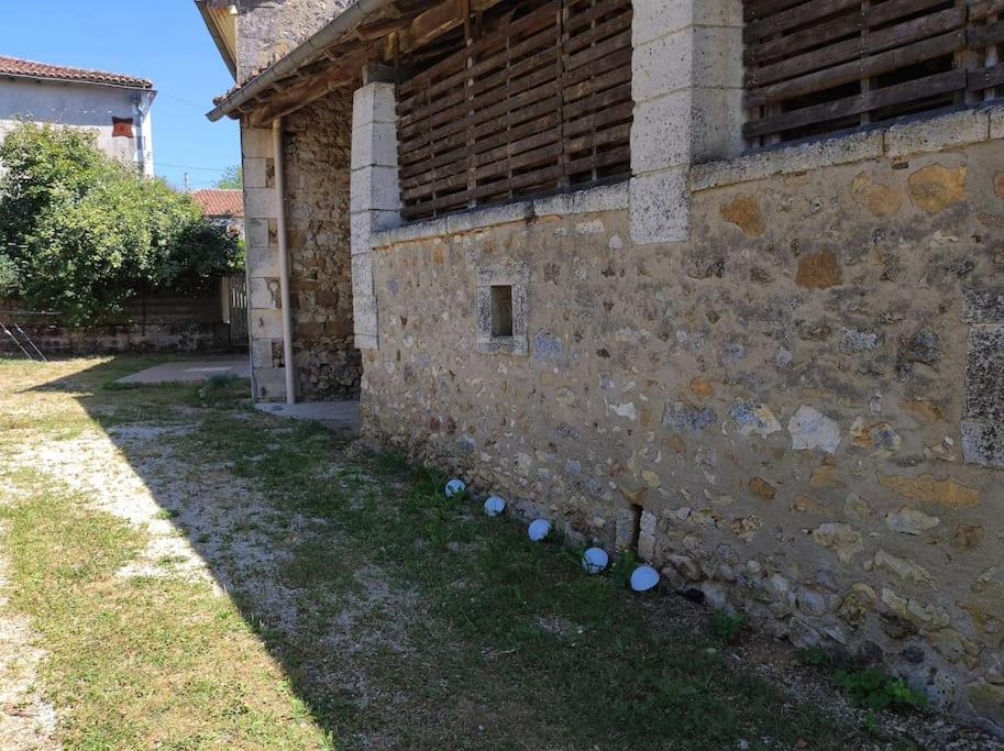 Maison De Campagne, Bulle De Verdure Montbron Exterior foto
