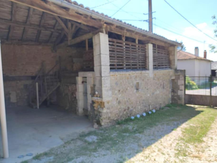 Maison De Campagne, Bulle De Verdure Montbron Exterior foto