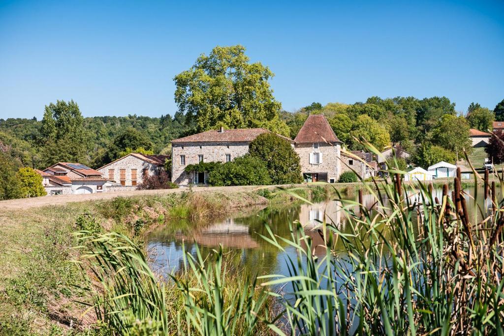 Maison De Campagne, Bulle De Verdure Montbron Exterior foto